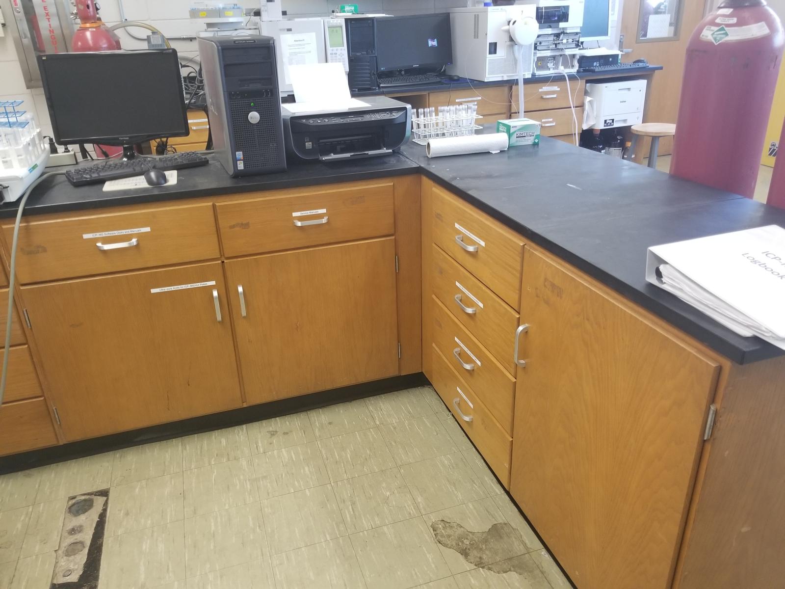 L-shaped cabinet for ICP-MS